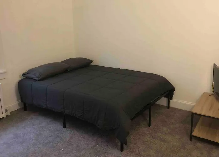 Spacious And Bright 2 Bedroom Apartment With 1 Bathroom And Private Street Entrance