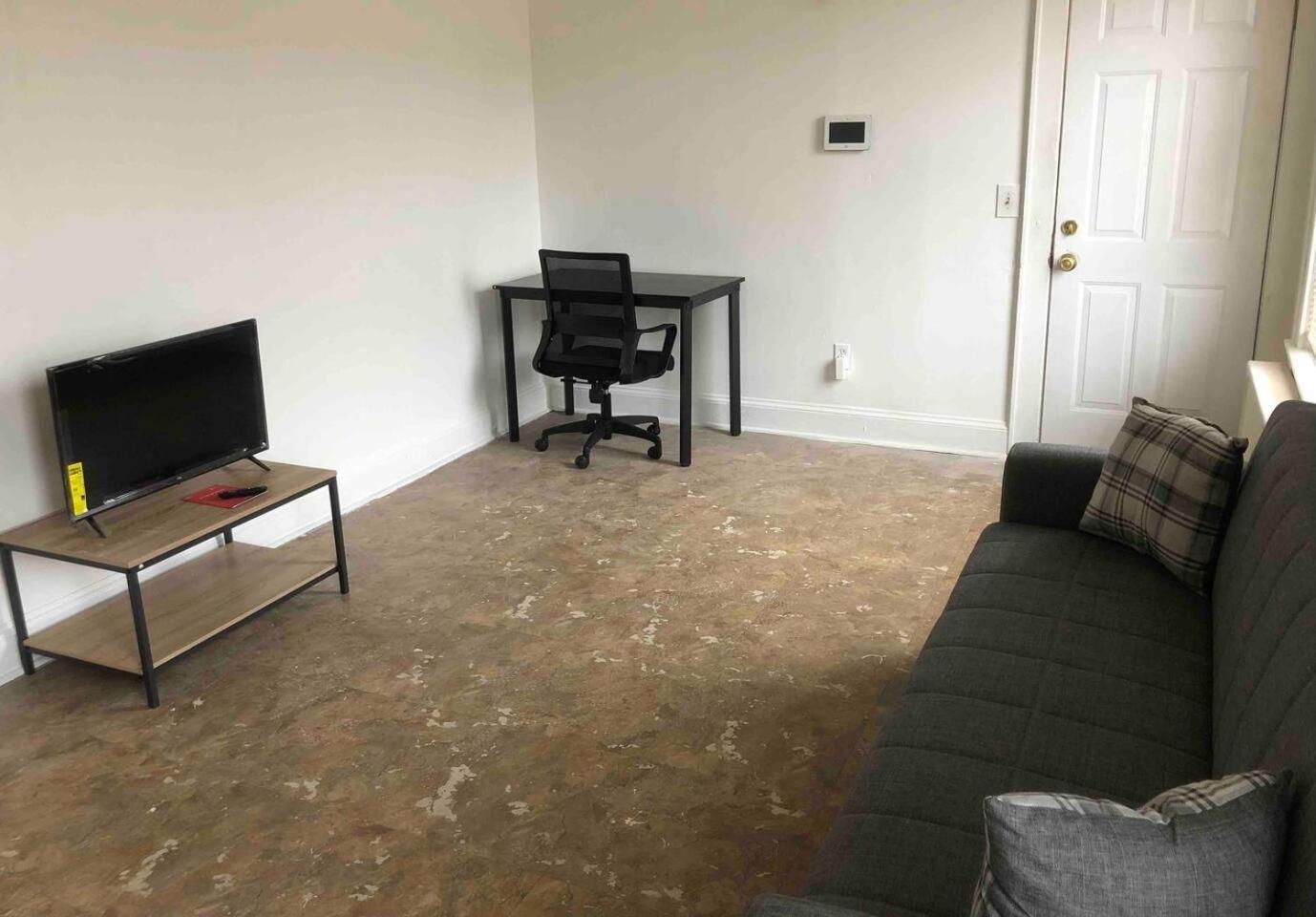Spacious And Bright 2 Bedroom With 1 Bathroom And Private Street Entrance Appartamento *